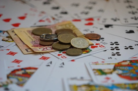 Zarabianie na kasynach internetowych – czy to możliwe?